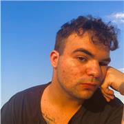 Giovane docente di spagnolo che impartisce lezione di lingua